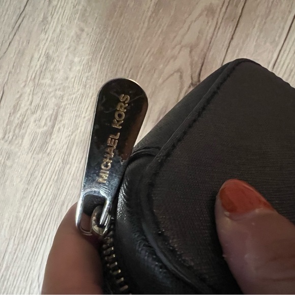 Michael kors crossbody - Picture 2 of 4